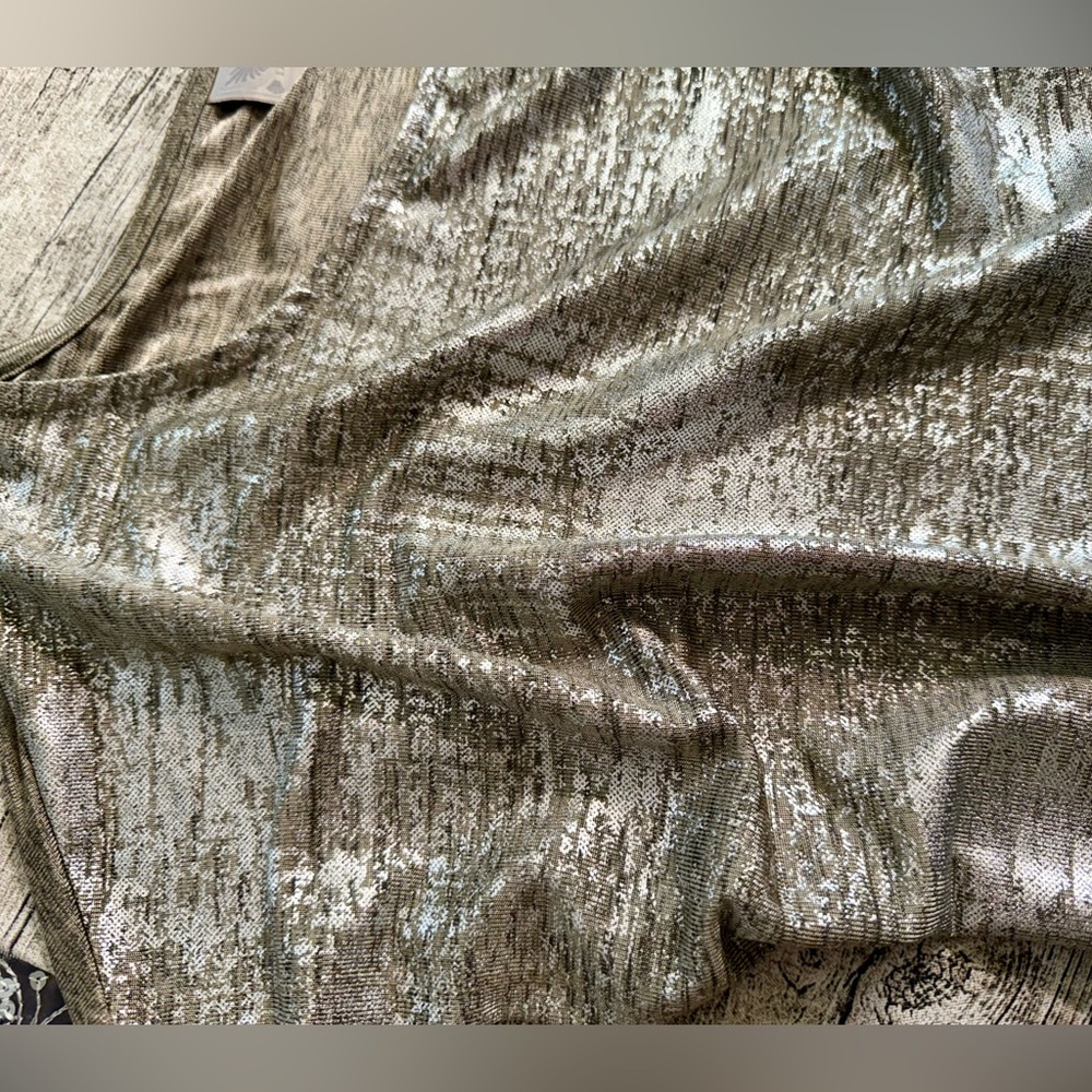 Metallic short sleeve top. Like new condition! Size XL - Picture 3 of 13